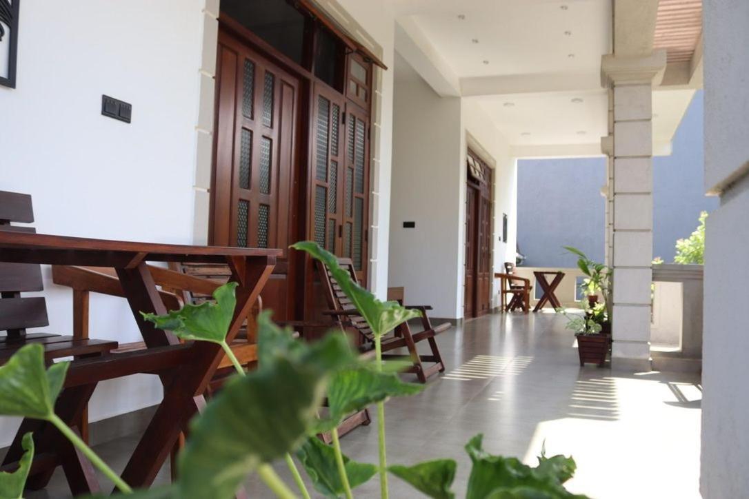 Plantation Surf Inn & Restaurant - Midigama East Exterior foto
